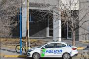 Persecución y choque contra un móvil policial en pleno centro de Roca: un hombre detenido