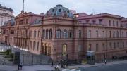 Javier Milei invitó a su equipo a una función privada de “Homo Argentum” en Casa Rosada