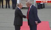 TRUMP RECIBE A PUTIN CON UN ENÉRGICO APRETÓN DE MANOS A SU LLEGADA A ALASKA