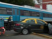 Un tren arrolló a un taxi que cruzó con la barreras bajas en un paso a nivel de Flores y el taxista se escapó corriendo por las vías