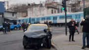 El tren Sarmiento chocó a un taxi que intentó cruzar las vías con las barreras bajas: el conductor y un acompañante huyeron del lugar