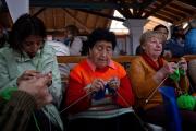 Fiesta Nacional de la Nieve en Bariloche: las tejedoras solidarias elaboraron mantas de lana para el hospital