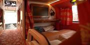 No es un motorhome, pero este colectivo ofrece un hotel de lujo sobre ruedas