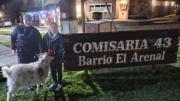 Final feliz: una vecina perdió a su “mascota” y la Policía la rescató