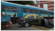 Fuerte accidente en Flores: un taxi cruzó con la barrera baja y fue embestido por un tren