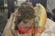 Todo lo que se sabe del sujeto que rellenaba comida con papel higiénico y de diario