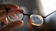 Cómo eliminar los rayones o arañazos en los anteojos