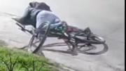 Esteban Echeverría: empujan al piso a una gendarme para robarle la bicicleta