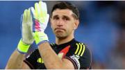 Dibu Martínez fue baja en el debut de Aston Villa y crecieron los rumores sobre su salida
