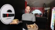 Vino a Neuquén a buscar una oportunidad: puso su local y la rompe con sus empanadas exóticas