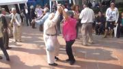 Un entrenamiento más divertido: el baile que recomiendan para que los adultos mayores recuperen masa muscular