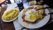 El bodegón que ofrece una promoción de $10.000 por persona para comer milanesa a caballo