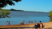 La playa de Uruguay ideal para avistar ballenas y hacer deportes acuáticos