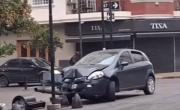 Un conductor chocó contra semáforo en pleno centro de La Plata y abandonó el vehículo