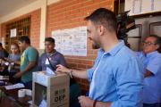 Eduardo Del Castillo enfrenta abucheos al emitir su voto en Santa Cruz
