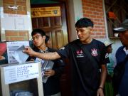 Elecciones en Bolivia: prohíben entrar con celulares al cuarto oscuro en medio de sospechas de coerción a votantes