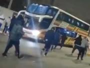 Salvaje agresión a los jugadores de Quilmes tras la derrota con Los Andes: apedrearon el micro y proliferaron las amenazas