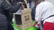 En medio de retrasos en algunas mesas y abucheos a autoridades se desarrolla la jornada de votación