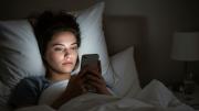 El celular antes de dormir no siempre afecta el sueño: qué dicen los estudios recientes