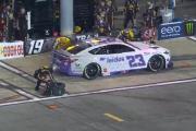Solidaridad en boxes: el equipo del auto 19 ayudó a Bubba Wallace tras un problema con un neumático