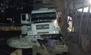 Abasto: camionero alcoholizado perdió el control y se incrustó contra una casa