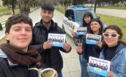 Puerta a puerta, la campaña de Fuerza Patria en los barrios de La Plata
