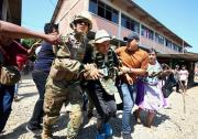 Andrónico emitió su voto en medio de protestas por parte de evistas, quienes lanzaron piedras y cáscaras de frutas