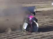 El impactante vuelco y las más de diez vueltas de un auto al perder el control en plena carrera en General Roca