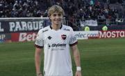 Tiene 17 años, debutó en primera, fue capitán y en la primera jugada tiró un caño