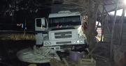 Un camionero perdió el control en Abasto, se incrustó en una casa y no causó una tragedia de milagro