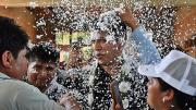 10 minutos de tensión: Andrónico votó entre piedras, gritos y explosiones en Entre Ríos