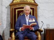 Descubrí el ritual nocturno de Carlos III: su Martini y la copa que siempre lleva consigo