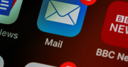 Si ves estas palabras en un correo, desconfiá: un click podría vaciarte la cuenta
