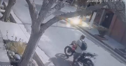 Lo sorprendieron con una moto robada y los vecinos lo entregaron a la Policía