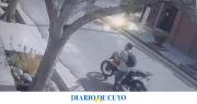 Vecinos sorprendieron a un sujeto con una moto robada y lo entregaron a la policía