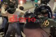 VIDEO: No los dejaron ingresar al boliche y se agarraron a trompadas en la entrada