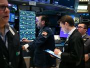 Las acciones se recuperaron y el dólar mantuvo la calma