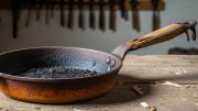 Tenés la sartén oxidada, no la tires: convertila en un objeto único y útil para tu hogar