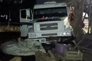 Un camión se incrustó en una casa y casi provoca una tragedia