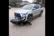 Choque entre moto y camioneta deja dos jóvenes heridos