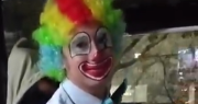 Video: un colectivero sanjuanino se la jugó y terminó vestido de payaso para celebrar el Día del Niño