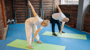 No es necesario ir al gimnasio: los ejercicios para recuperar fuerza recomendados para adultos mayores