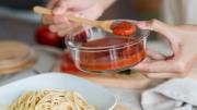 La ANMAT recomendó no consumir una reconocida marca de tomate triturado por presencia de gusanos en los envases
