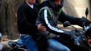 Un motochorro quiso robarle a un policía y le dio un tiro en los testículos
