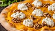 Comer sano y sabroso: la receta fácil de la pizza de calabaza y ricota con nueces tostadas