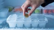 Pocos lo saben: por qué cada vez más personas colocan una moneda dentro de su congelador