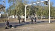 Tragedia en la Av. del Carnaval: un motociclista murió y su pareja quedó grave tras chocar con una estructura caída