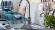 La nueva alternativa a la esponja: cómo lavar los cubiertos para que recuperen su brillo