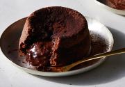 Así se prepara el volcán de chocolate en cinco minutos de Paulina Cocina