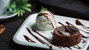 VOLCÁN DE CHOCOLATE: animate a esta RECETA que se volvió viral, sin horno y facilísima